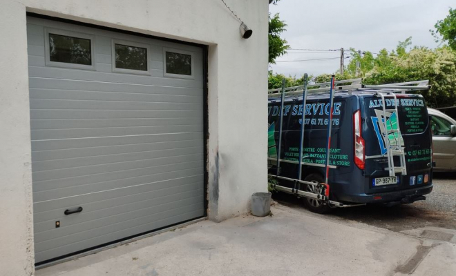 Pose d'une porte de garage sectionnelle, Fréjus, Alu Def Service