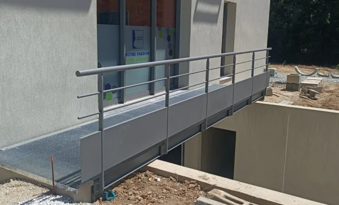 Pose d'une passerelle en aluminium avec son garde corps, Lorgues , Alu Def Service